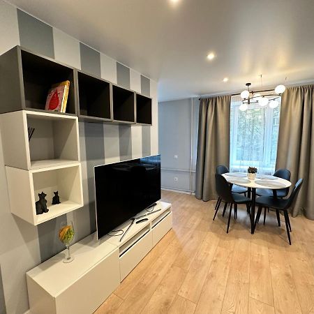 Parkside Escape: Stylish 1-Br Lägenhet Riga Exteriör bild