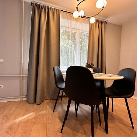 Parkside Escape: Stylish 1-Br Lägenhet Riga Exteriör bild