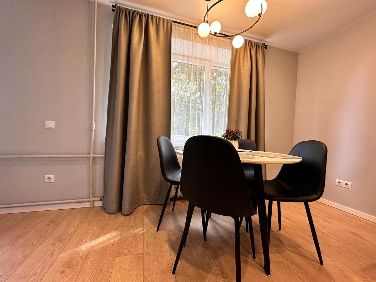 Parkside Escape: Stylish 1-Br Lägenhet Riga Exteriör bild