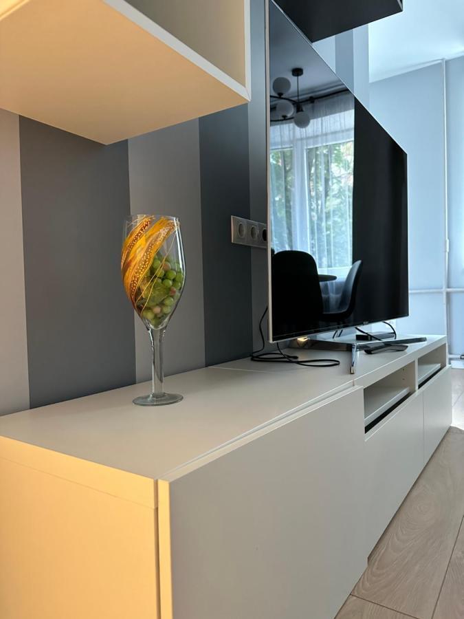 Parkside Escape: Stylish 1-Br Lägenhet Riga Exteriör bild