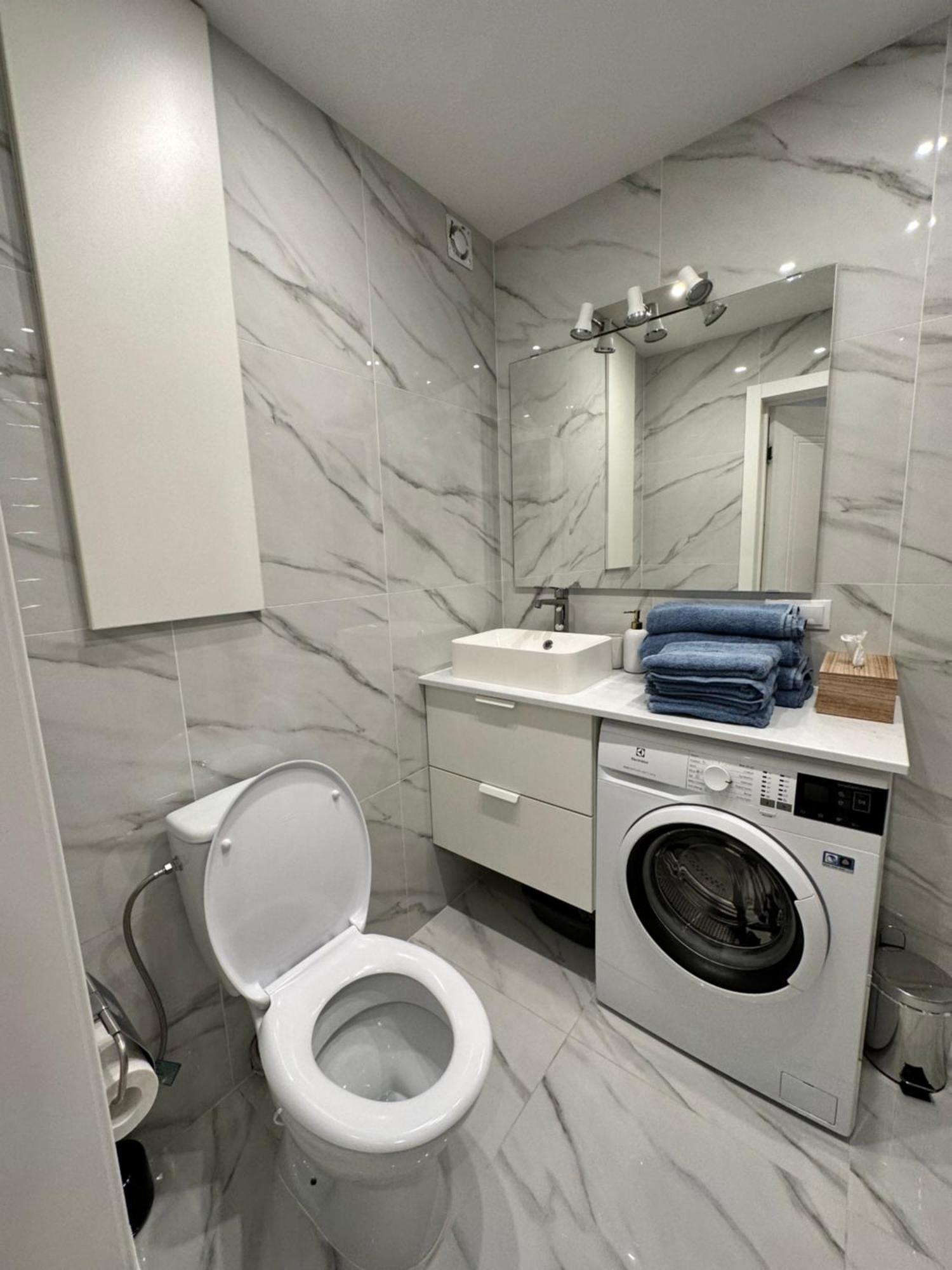 Parkside Escape: Stylish 1-Br Lägenhet Riga Exteriör bild